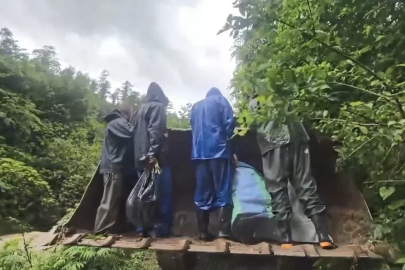 Artvin’de taşan dere 4 çay işçisini mahsur bıraktı, imdatlarına ekipler yetişti
