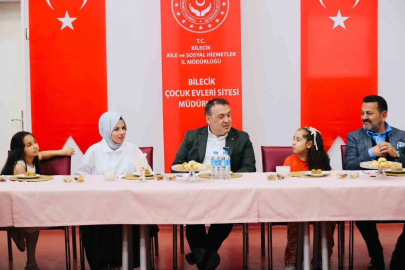 Vali Sözer ve eşi Zeynep Sözer bayramda çocuklar ve hastalarla bir araya geldi
