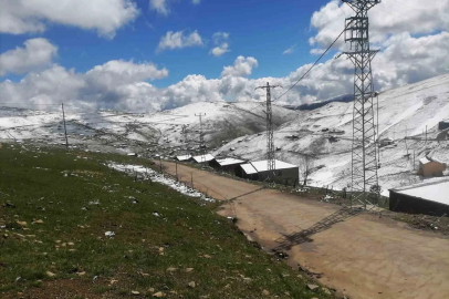Doğu Karadeniz yaylalarına kış geri geldi
