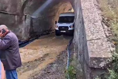 Yağış sonrası alt geçidi su bastı, minibüs içindekilerle birlikte mahsur kaldı
