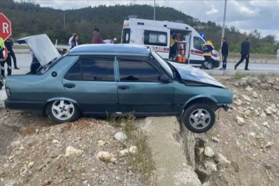 Kütahya Emet’te kavşakta iki araç çarpıştı: 3 yaralı
