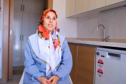 Bakan Kurum, depremzede ailenin bayram sevincini paylaştı
