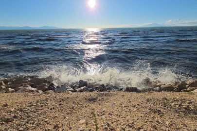 Van’da etkili olan rüzgar Van Gölü’nü coşturdu, dalgalar sahili tokatladı
