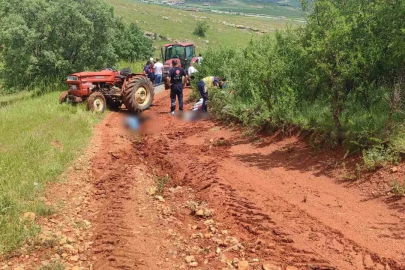 Traktörün devrildiği kazada biri çocuk 2 kişi hayatını kaybetti
