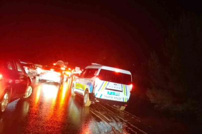 Dere taşması yolu tek şeride düşürdü
