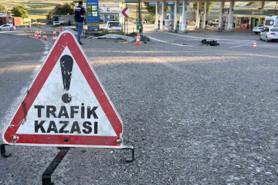 Ölüm virajında motosiklet takla attı: 1 ölü
