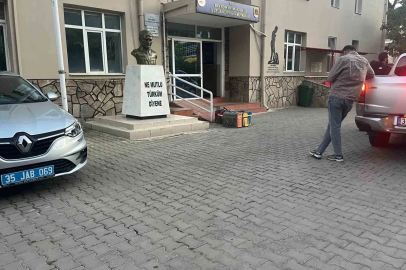 Bayındır’da yasa dışı horoz dövüşü operasyonu: 3 gözaltı
