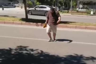 Yolda yürürken kargaların saldırısına uğradı neye uğradığını anlamadı
