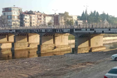 Köprüdeki dökülmüş yazı Mustafakemalpaşa’da bakımsızlığın sembolü oldu
