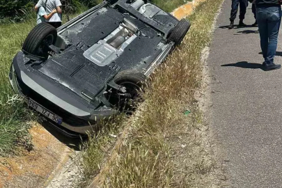 Bayram tatili dönüşünde kaza yapan 2 araç refüje düştü
