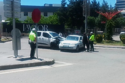 Batman’da hafif ticari araç ile otomobil çarpıştı: 3 yaralı
