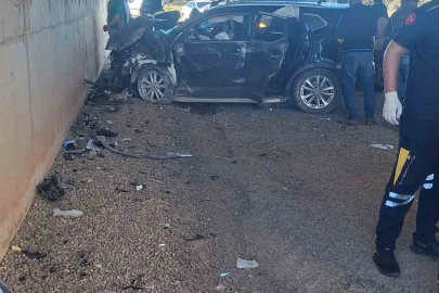Seyir halindeki otomobil alt geçitte duvara çarptı: 5 yaralı
