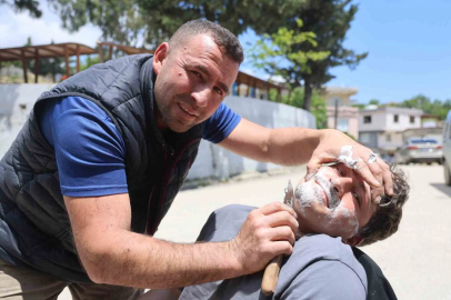 Hatay’da ürettiği bıçakların keskinliği göstermek için insanları tıraş ediyor
