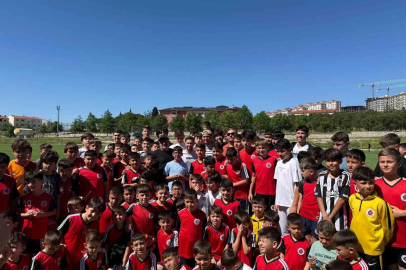 Cengiz Ünder, memleketi Balıkesir’de genç sporcularla buluştu
