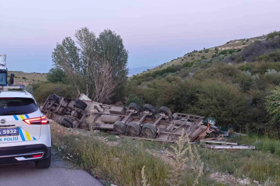 Ekmek yüklü tır şarampole devrildi
