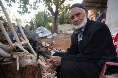 Hatay’da 85 yaşındaki usta, 70 yıldır ağaç dallarını keser ve bıçakla kaşığa dönüştürüyor
