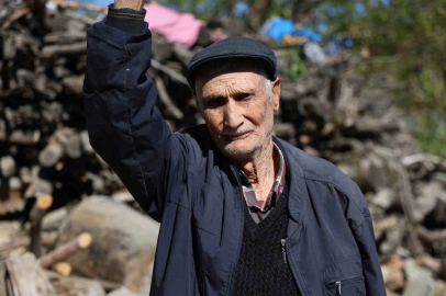 94 yaşındaki Salih amca gençlere taş çıkarıyor
