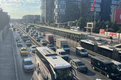 İstanbul’da bayram tatili sonrası sabah saatlerinde trafik yoğunluğu oluştu
