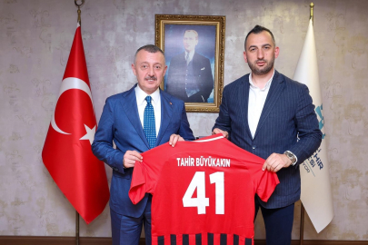 Şampiyon Gölcükspor kupasıyla Başkan Büyükakın’a geldi