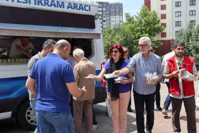 İzmit Belediyesinden Tepebaşı Camii’nde Cuma ikramı