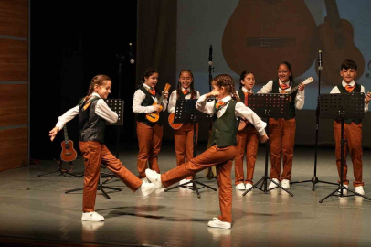 Konservatuvar öğrencileri hem çaldı hem oynadı