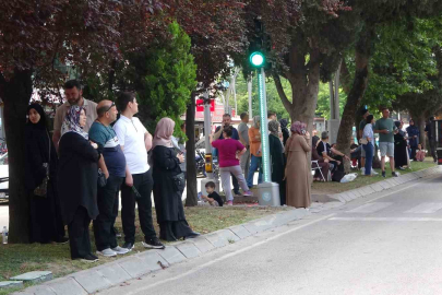 Kocaeli’de LGS Heyecanı: Öğrenciler Sınavda, Veliler Dualarla Kapıda