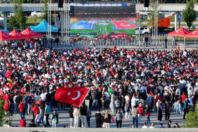 Kocaeli’de binlerce kişi milli maçı dev ekranda izledi
