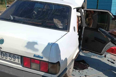 Kocaeli’de kaldırıma çarpan otomobilin sürücüsü yaralandı