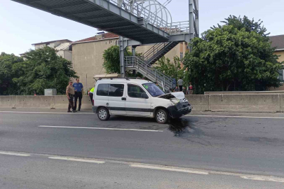 Kocaeli’nin Karamürsel ilçesinde hafif ticari aracın bir otomobile arkadan çarptığı kazada 2 kişi yaralandı.
